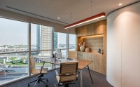 ​看到迪拜就想到土豪金？不如看看现代化与优雅感兼具的办公室​
